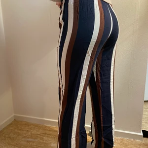 Byxor! - Randiga, mjuka och sköna byxor med resor. Fint skick och sparsamt använda. 