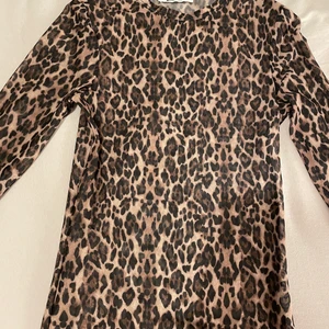 Tröja - Jätte fin topp den sitter jätte fint med ett linne under eftersom den e genomskinlig 