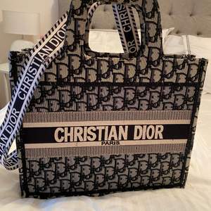 En bättre kopia av Christian dior väska, super bra kvalite. Har använt den få gånger, priset kan diskuteras. 