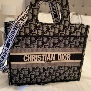 En bättre kopia av Christian dior väska, super bra kvalite. Har använt den få gånger, priset kan diskuteras. 