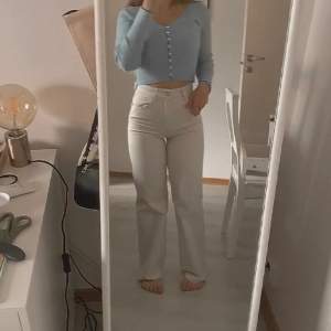 Superfina vita/beiga jeans från Zara i storlek 34! Använda en gång så är i i princip i ny skick!                     Är 1,58 å dom är liiite för långa på mig! Köpte de för 400 kr och säljer nu de för 250 Köp sker via Swish och köparen står för frakten!