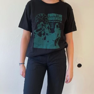 Svart t-skirt med grönt tryck - Screenprint tryck med Christine Jorgensen