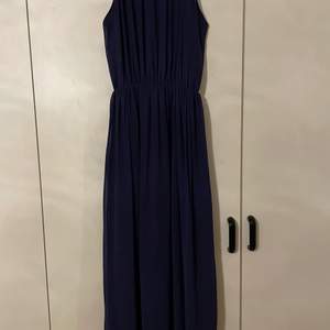 En lång jätte fin mörkblå klänning som aldrig använts så är i nyskick. Sitter superfina som en S och passar perfekt till balen 