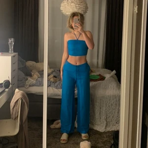 Blå byxor från Zara - Helt oanvända, prislapp kvar. Långa i benen. 