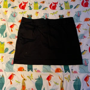 Svart kort kjol - Säljer en svart kort kjol i storlek 44 som är för stor för mig! Tänkte sy in den men orkar inte så säljer den!! 