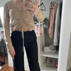 Tröja/topp strl XS - Säljer en tröja/topp från bubbleroom strl XS (använd 1 gång) Den är syd ihop lite vid brösten med det är inget som syns (sömmerska har sytt den) Går att ändra längden på den hur man vill. Säljer den för 150kr