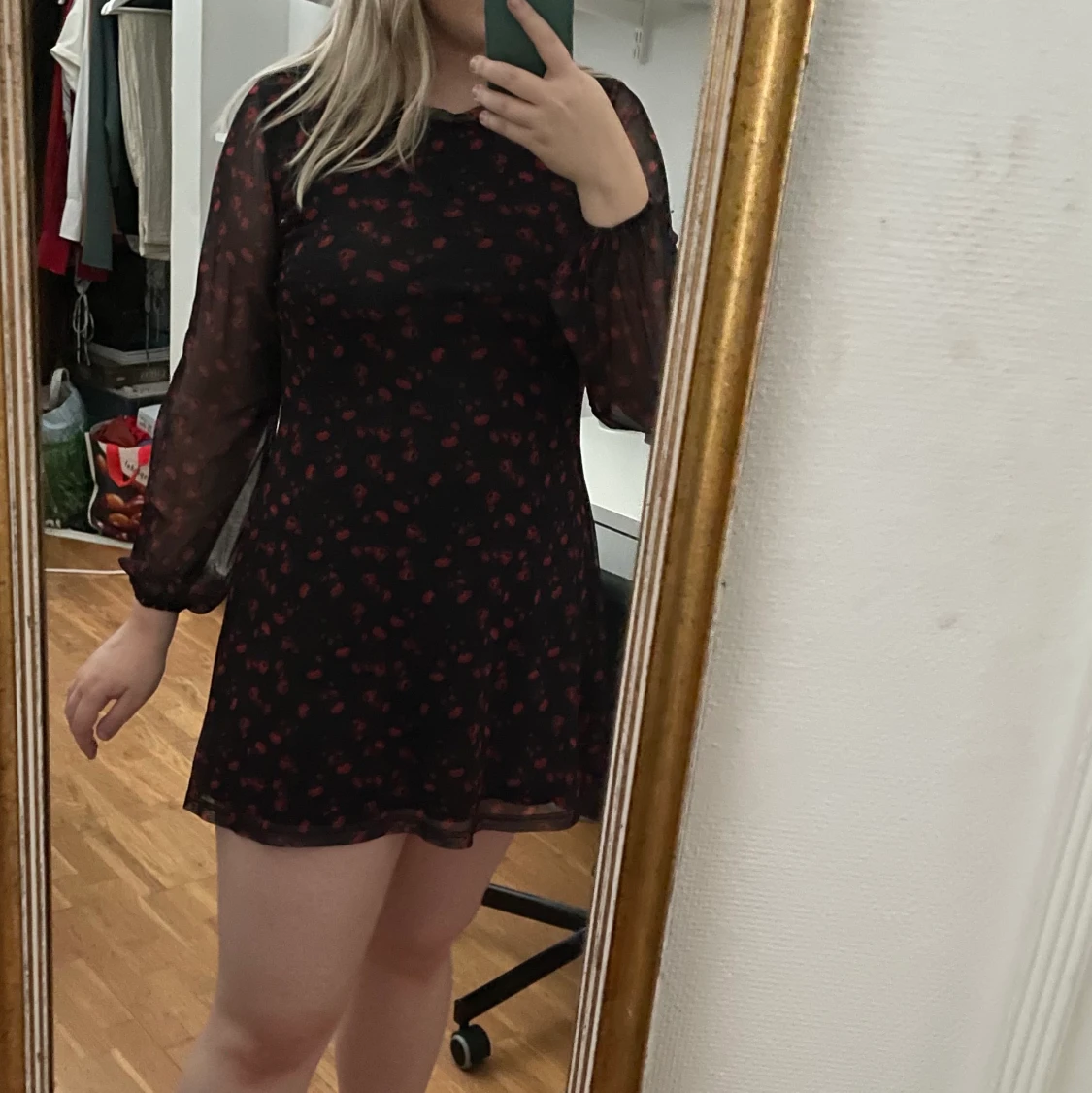 Supersnygg svartblommig klänning - 90