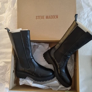 Steve Madden boots - *Steve Madden Stövlar- använda 2 gånger. Står storlek 36 dock för stora för mig. Nyskick!  Nya värda 1.699kr) Mer info kan skickas om önskas.