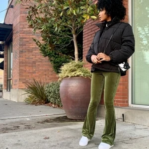 Oliv gröna Manchester byxor  - Säljer likadana i BRUNT också! ‼️‼️🦋 lagt ut MASSA nytt så in och checka min sida🦋‼️‼️ 📦Fraktar med spårbar frakt för 66 kr, får plats med många plagg i samma paket så frakten blir samma oavsett om du köper 1 plagg eller 5📦 ❇️den 12 mars doneras ALLT till välgörenhet så passa på❇️