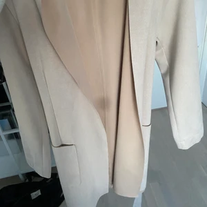 Kappa - jättefin kappa köpt på zara för längesen men som aldrig kommit till användning (fläcken på bilden är söndrig kamera, ej smutsig) 🤍 hör av er för foton med den på