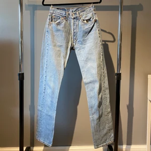 Levis 501 vintage - Levis 501 vintage 27/34 Cond 9/10 400kr  Jag är 177cm lång och bär storlek 31/32