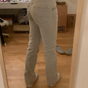 Gråa jeans - Ett par ljus gråa jeans, insydda och formar kroppen jättefint. 