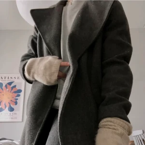 Jättefin kappa från bikbok  - En superfin mörkgrå kappa från BikBok i storlek S! Den är till under knäna på mig som är 163/164 lång. Det är dock hål i fickorna, men det går såklart att sy ifall man vill använda dem:) 