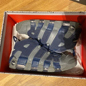 Nike air uptempo ‘96’ cool grey - Säljer mina as balla uptempos som jag har haft i mindre än ett år. Köpte dom för 1 800 i footlocker och det har använts hyfsat mycket (kan ses på bilderna). Skorna är i storlek 40,5 men passar även 39,5 😎  Pris kan diskuteras 