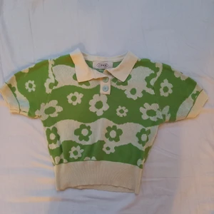 Cider topp - Fin topp från cider. Lite vintage vibe. Köpt här på plick men den kommer inte längre till användning. Står ingen storlek men gissar att det är xs/s. Skriv vid intresse eller om du vill ha fler bilder! Köpare står för frakt. Besök gärna min profil då jag säljer mycket just nu!