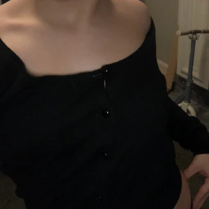 Off Shoulder kofta  - Använt fåtal gånger, annars jätte snygg off shoulder kofta i svart. Inga större tecken på användning. Dock sitter en knapp lite lite löst, skriv för mera bilder😀
