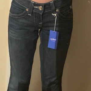 True religion jeans !! - Säljer ett par lågmidjade true religion bootcuts, i storlek 25. De är köpta från sellpy rätt nyligen, så fina!❤️ Midjemått: 76cm !
