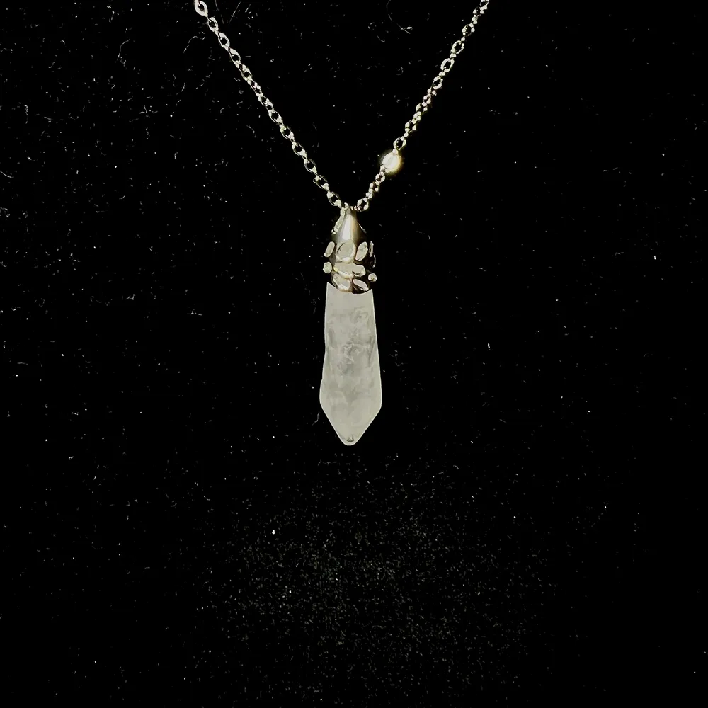 Halsband i rostfritt stål med bergskristall berlock🤍 Fri frakt✨. Accessoarer.