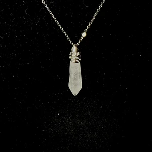 Halsband, bergskristall - Halsband i rostfritt stål med bergskristall berlock🤍 Fri frakt✨