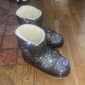 Glitter skor - Säljer dessa super snygga glitter skor för 600kr helt nya 