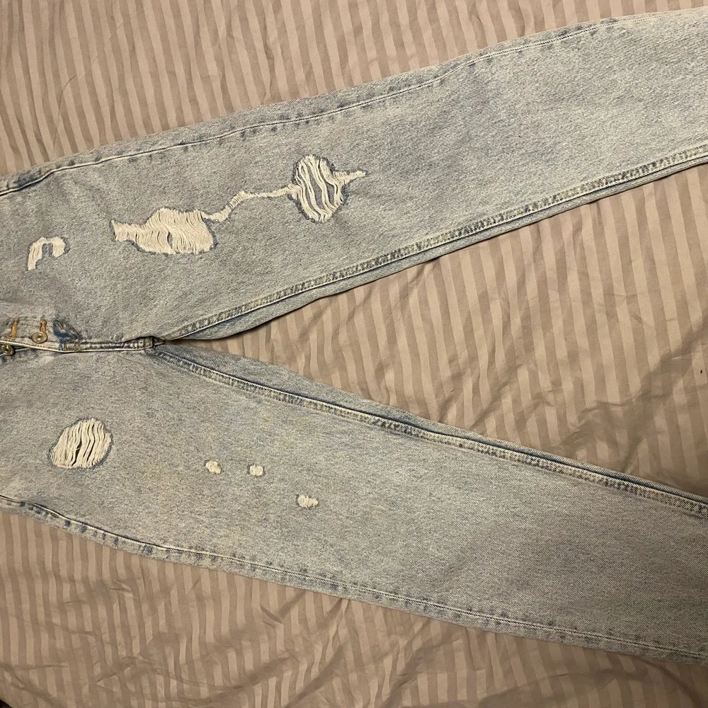 Ljusa jeans med hål från Pull and bear, aldrig använda . Jeans & Byxor.