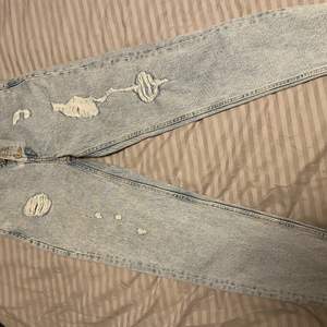 Ljusa jeans med hål från Pull and bear, aldrig använda 