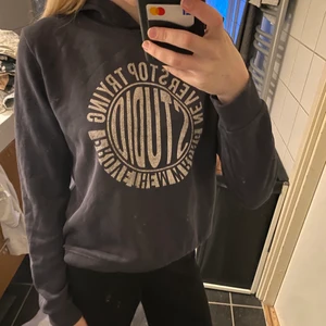 Blå hoodie - Mörkblå hoodie köpt på gina tricot i storlek m men skulle säga att den passar s eller xs