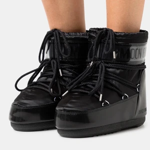 Moon Boots glance low - Säljer mina Moon Boots glance low i storlek 35-38. Sparsamt använda, som nya❤️ Nypris 1800kr. PS: Jag är norsk och förstår svenska, men kommer svara på norska eller engelska