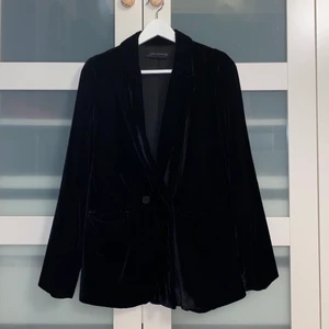 sammets kavaj  - lite oversize svart kavaj från zara, sparsamt använd i gott skick passar xs-s