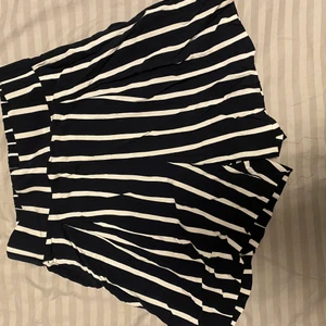 Randiga shorts  - Mörkblå/ vita shorts med resor midja och skönt material, använd fåtal gånger 