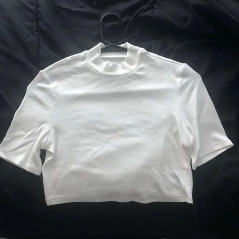 (Lånade bilder) Basic vit tröja, super mjukt material. Frakt ingår i priset!. T-shirts.