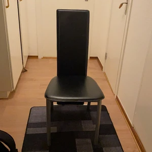 Stolar 4st - Dem e nya och ska sälja den för att jag ska flytta och det finns fyra stycken av dem. KAN PRATA OL PRISET. 