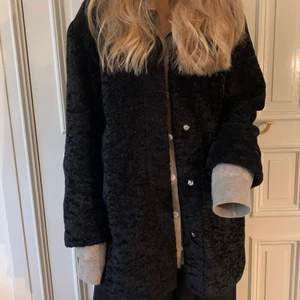 Kappa - Svart lurvig jacka 🖤