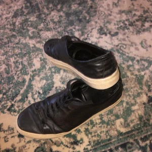 Arigato skor - Sköna Basic dojjor haft dem länge men använder inte längre, argare märket har suddats ut ,storleken har suddats ut men passar mig som har 42-42.5 Bud från 300