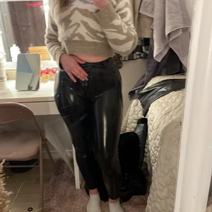  Lackbyxor  -  Lackbyxor Som skiftar färg tyvär är dom söndriga i dragkedjan men man kan fixa de 