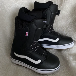 Vans snowboard boots w - Säljer dessa skitsnygga w encore og snowboard boots black & white från vans. Köpta förra året o endast använda en gång i ca 3h. Säljer de då jag ska köpa nya i större storlek. Rekommenderar verkligen dessa om du har storlek 38. De är i nyskick och har endast spår av användning. Skicka privat vid fler frågor och för fler bilder!😇 