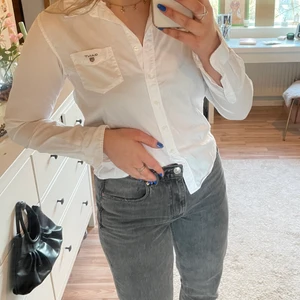 Vit skjorta  - Vit skjorta ifrån Gant. Kan vara fin att ha under tröjor också✌🏼 Säljer då jag inte använder den längre. Strl 170 men passar mig som har S. Nypris ca 600-700kr. 