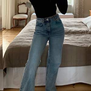 Jeans i fint skick från Gina tricot i storlek 34, sparsamt använda då de är lite för långa för mig som är 160 cm. Slutsålda på hemsidan. Jättefin passform💗