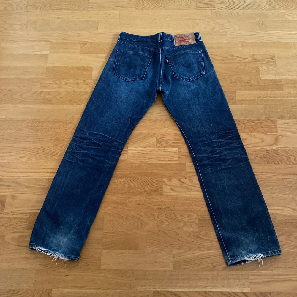 Ett par vintage Levis jeans som är mörkblåa straight fit . Jeans & Byxor.