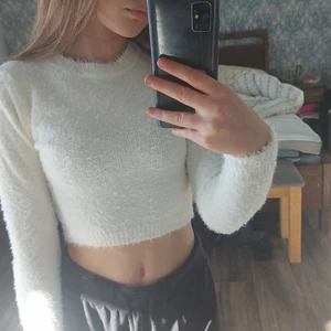 Stickad fluff tröja - Snygg stickad fluff tröja men kommer tyvärr inte till användning. 30kr plus frakt