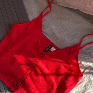 Röd topp - Röd sommartopp från H&M i storlek S. Aldrig andvänd och därför säljer jag den. Jättefin sommar topp till ett par snygga jeansshorts👍 valfri frakt såklsrt och vill ni ha fler bilder så hör av er till mig.