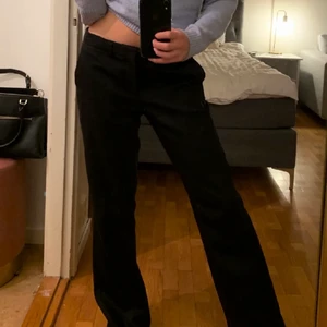 Lågmidjade kostymbyxor  - Skit snygga lågmidjade kostymbyxor🤍 säljer då dom va lite för stora för mig. Dom är lite insydda i midjan🤍