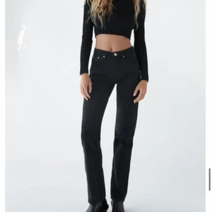 Zara Mid Rise straight jeans  - Snygga och populära mid Rise straight jeans från zara! Superbra skick!! Hör gärna av dig med frågor!🤍