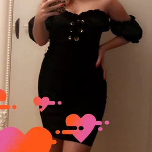 Klänning  - Säljer denna klänning från Nelly. Använd två gånger, väldigt bra skick. Storlek 36.  Säljer för 200kr+frakt