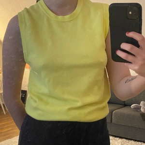 Väst - En snygg & rolig väst i neon gul🌼💛 med fina detaljer vid nacken👌🏼🤍🤗passar xs-s 