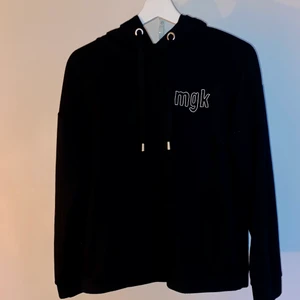 Broderad tröja - 💜Broderad tröja med Machine Gun Kelly motiv 💜Hör av er om ni vill köpa en liknande 💜Cirka 300kr plus frakt 💜Kom gärna med egna förslag på motiv 💜Olika färger och storlekar finns 💜Just denna är såld