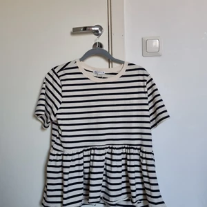 Randig tröja från zara - Randig tröja från zara. Aldrig andvänd! Köpt för 169kr. Hör av er vid intresse! Pris kan diskuteras 