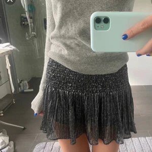 Glitter kjol - Trendig snygg glitter kjol ifrån zara✌🏼Jätte fint skick, första bilderna lånade🤍