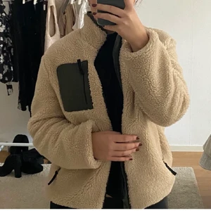 Teddy jacka  - Teddy jacka från Zara, i stl S/M. I jättebra skick, säljer då jag rensar garderoben💕 