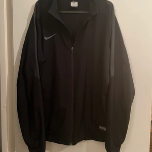 Nike tröja  - Svart jacka Nike, storleken är L men passar även M. Herr tröja är det och köparen står för frakten. 